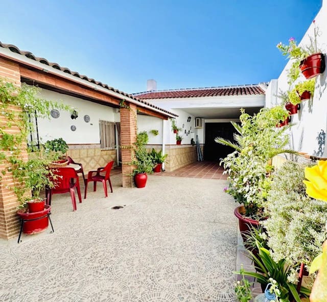 4 bedroom Villa for sale in Humilladero with garage - € 225,000 (Ref: 9227993)