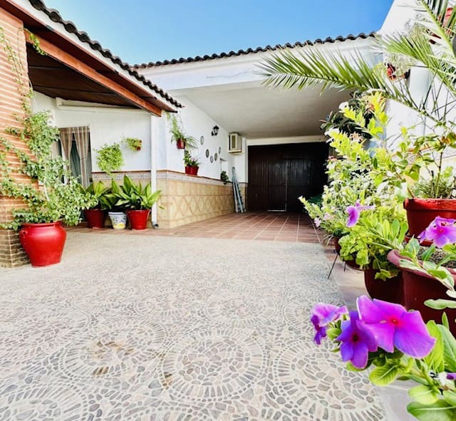 4 bedroom Villa for sale in Humilladero with garage - € 225,000 (Ref: 9227993)