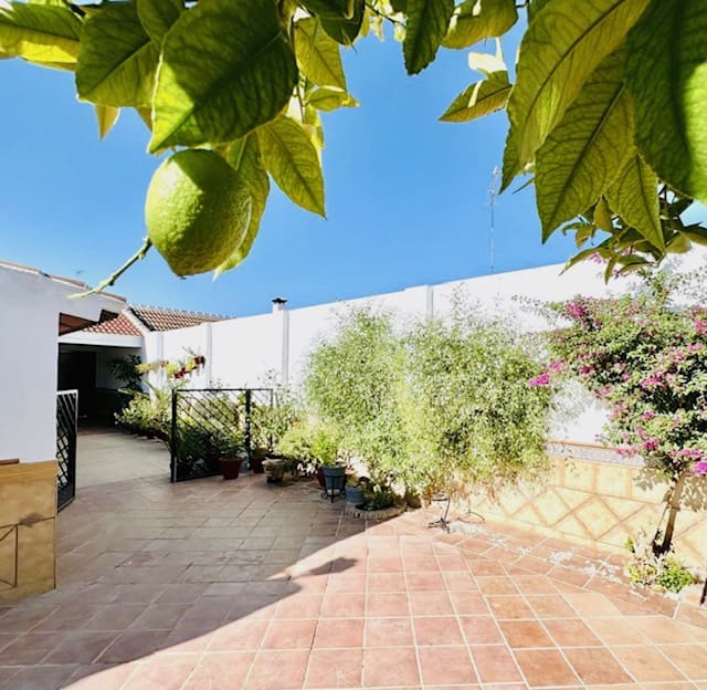 4 bedroom Villa for sale in Humilladero with garage - € 225,000 (Ref: 9227993)