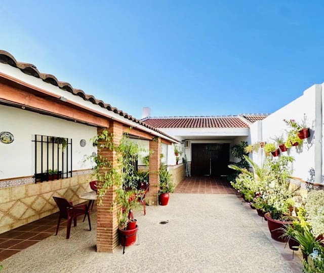 4 bedroom Villa for sale in Humilladero with garage - € 225,000 (Ref: 9227993)