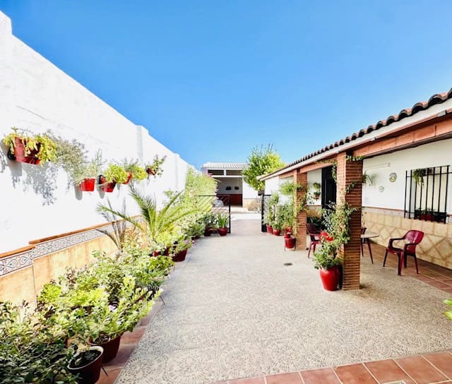 4 bedroom Villa for sale in Humilladero with garage - € 225,000 (Ref: 9227993)