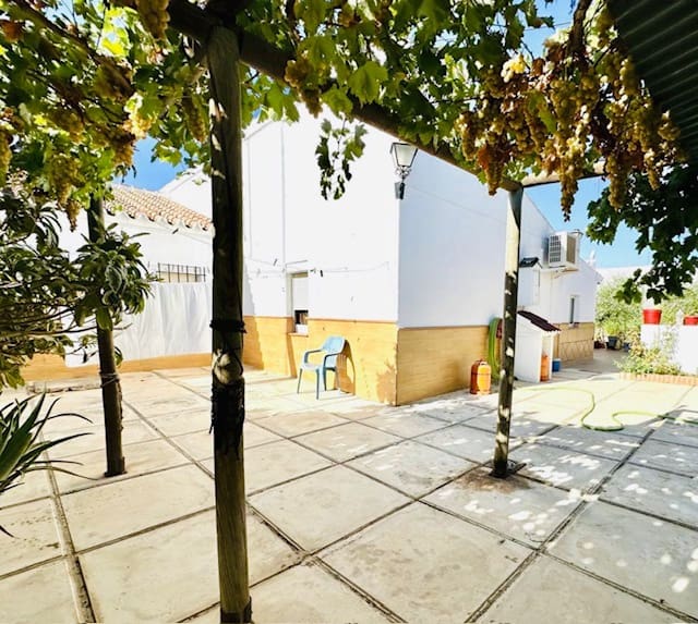 4 bedroom Villa for sale in Humilladero with garage - € 225,000 (Ref: 9227993)