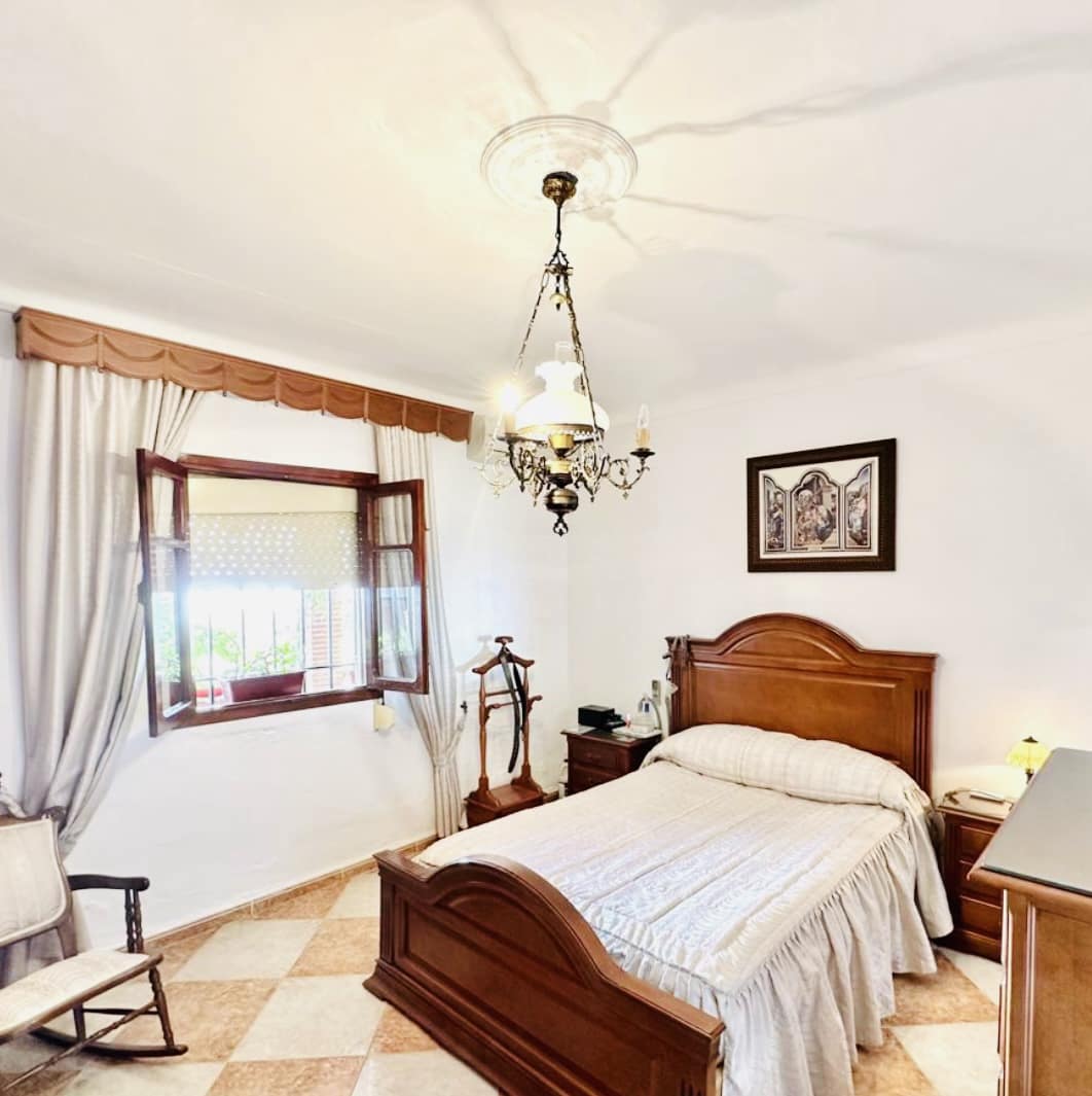 4 bedroom Villa for sale in Humilladero with garage - € 225,000 (Ref: 9227993)