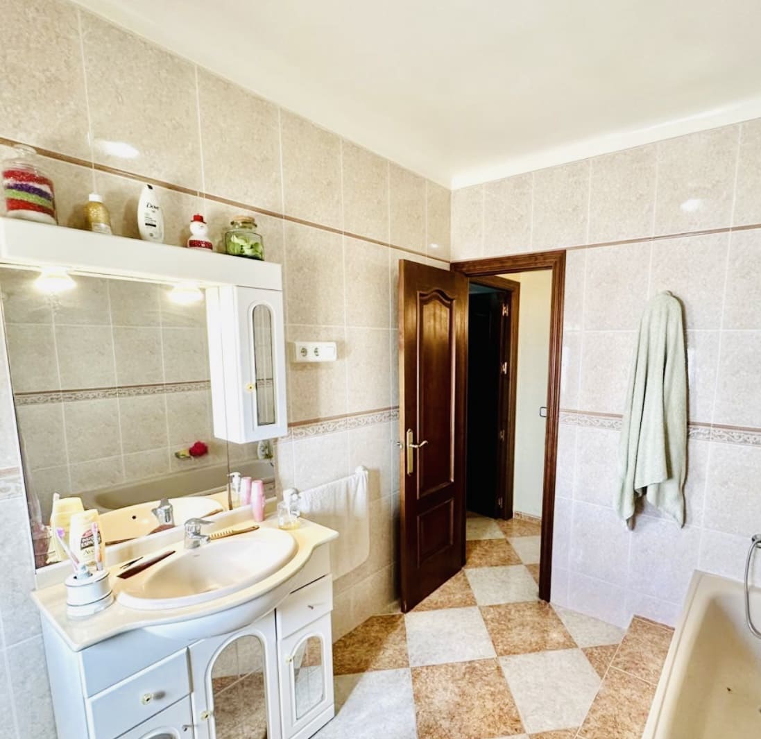 4 bedroom Villa for sale in Humilladero with garage - € 225,000 (Ref: 9227993)