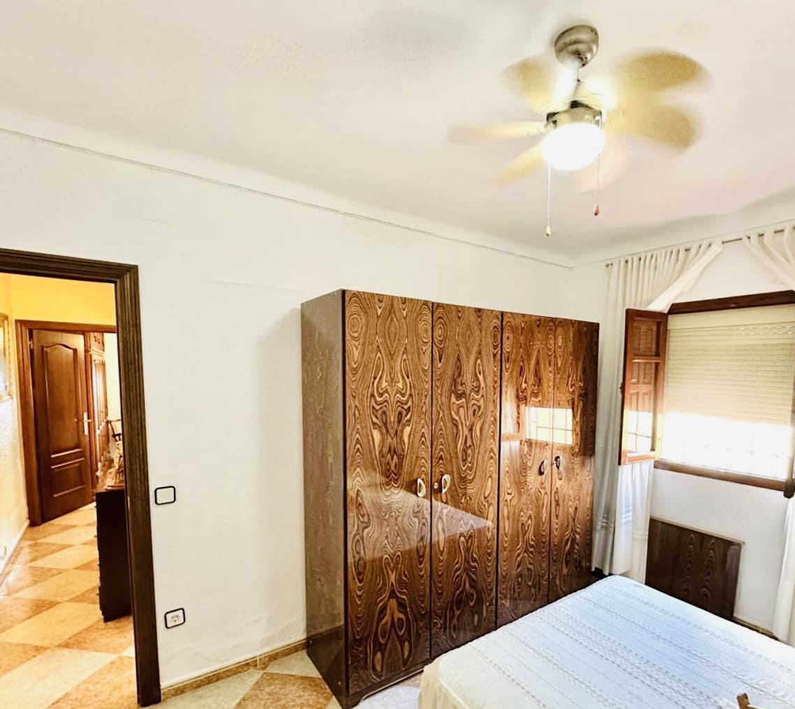 4 bedroom Villa for sale in Humilladero with garage - € 225,000 (Ref: 9227993)