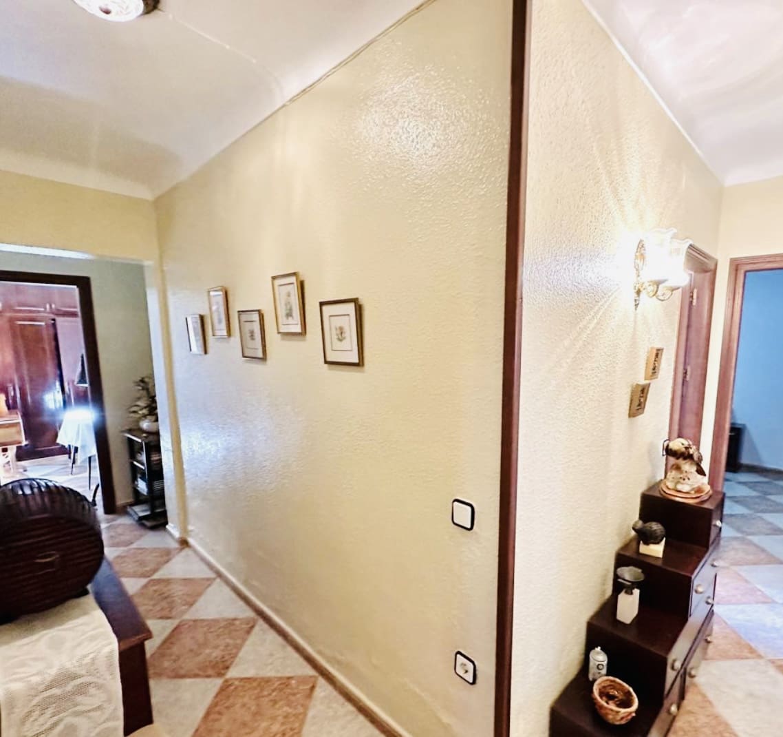 4 bedroom Villa for sale in Humilladero with garage - € 225,000 (Ref: 9227993)