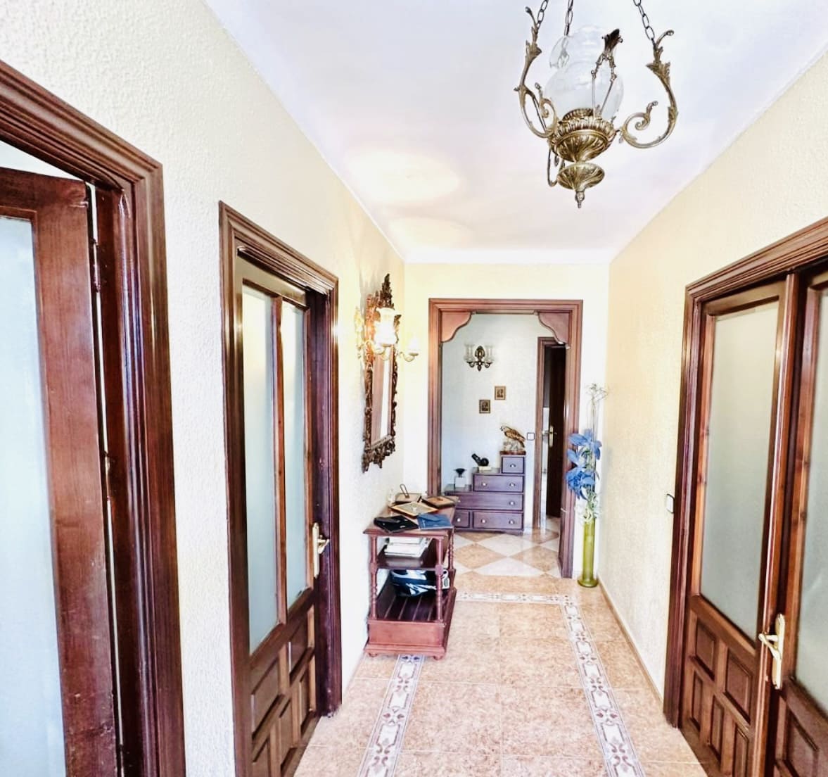 4 bedroom Villa for sale in Humilladero with garage - € 225,000 (Ref: 9227993)