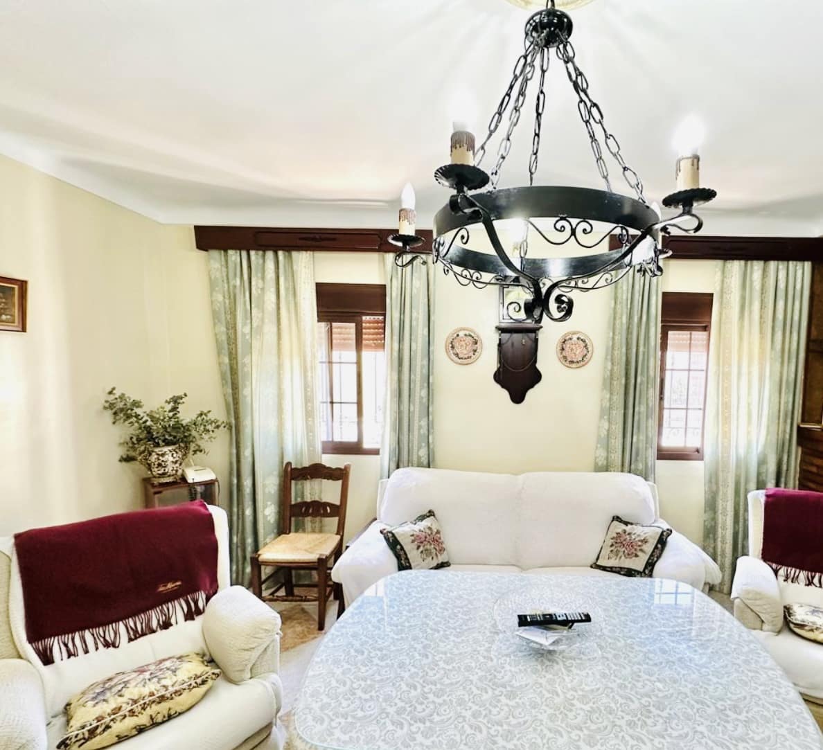 4 bedroom Villa for sale in Humilladero with garage - € 225,000 (Ref: 9227993)