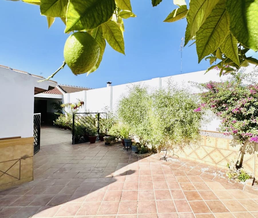 4 bedroom Villa for sale in Humilladero with garage - € 225,000 (Ref: 9227993)