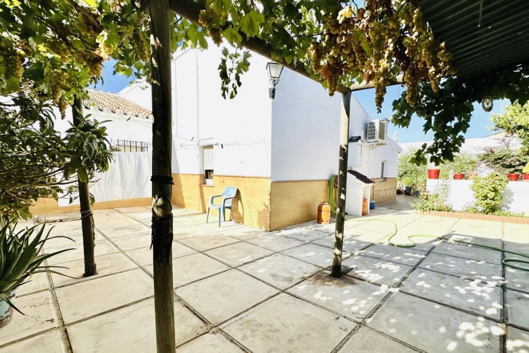 4 bedroom Villa for sale in Humilladero with garage - € 225,000 (Ref: 9227993)