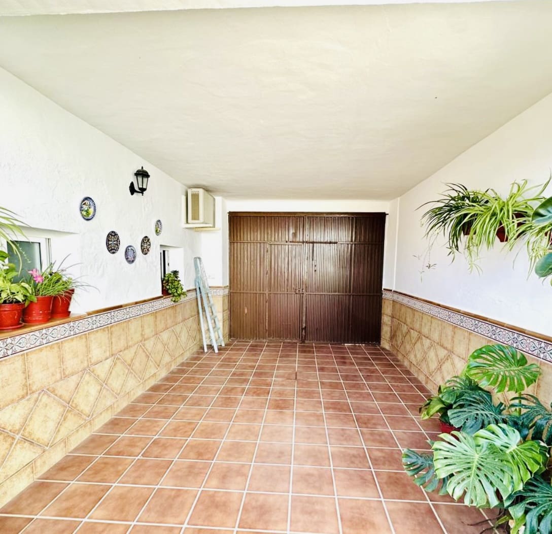 4 bedroom Villa for sale in Humilladero with garage - € 225,000 (Ref: 9227993)