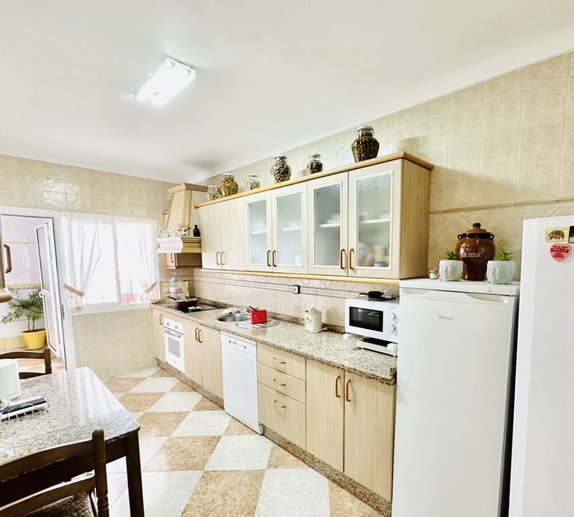 4 bedroom Villa for sale in Humilladero with garage - € 225,000 (Ref: 9227993)