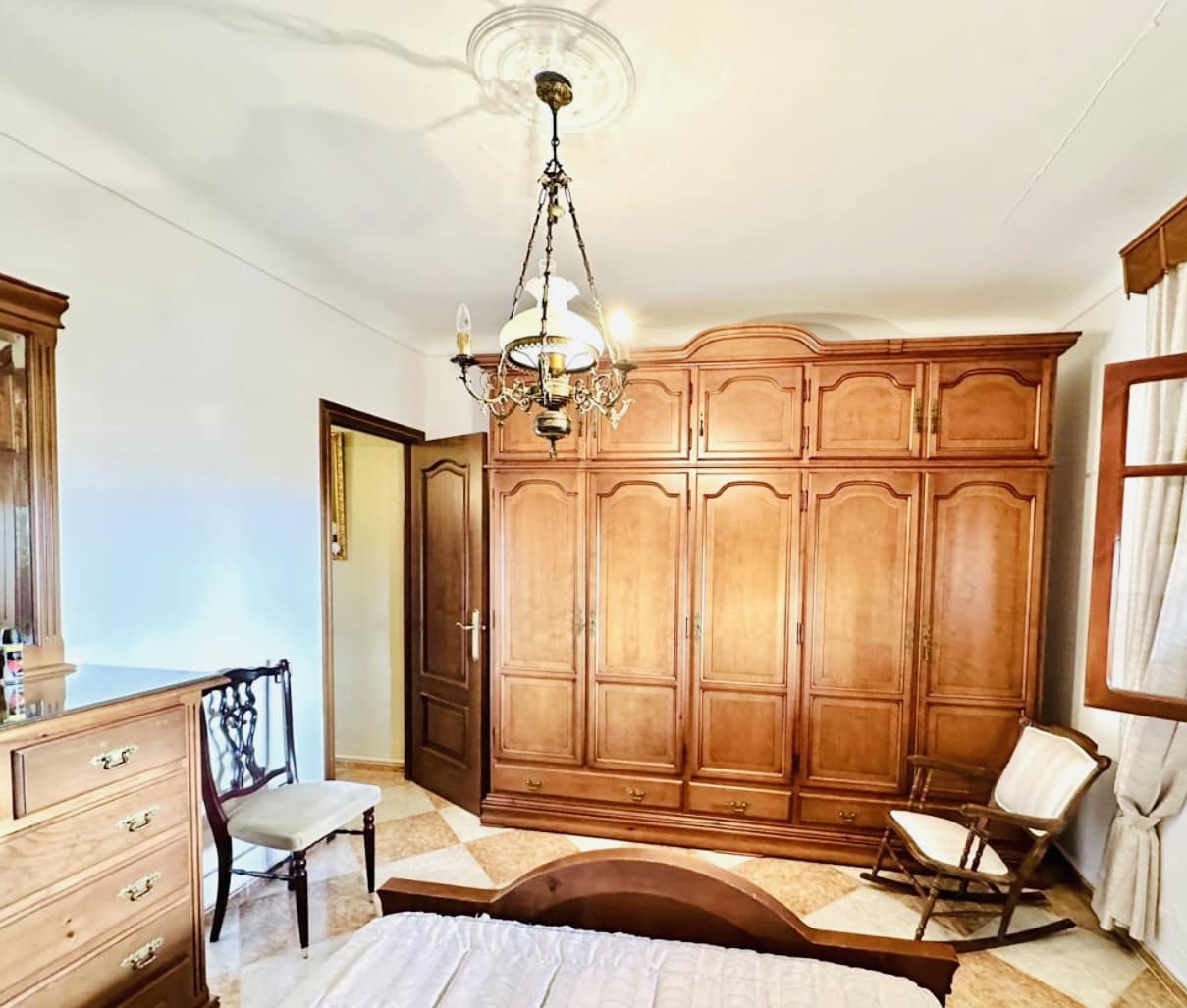 4 bedroom Villa for sale in Humilladero with garage - € 225,000 (Ref: 9227993)