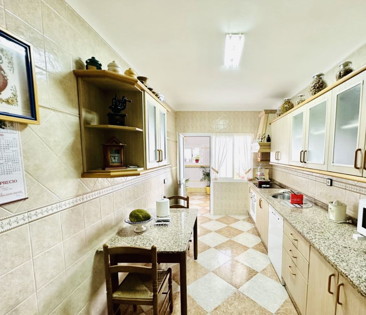 4 bedroom Villa for sale in Humilladero with garage - € 225,000 (Ref: 9227993)