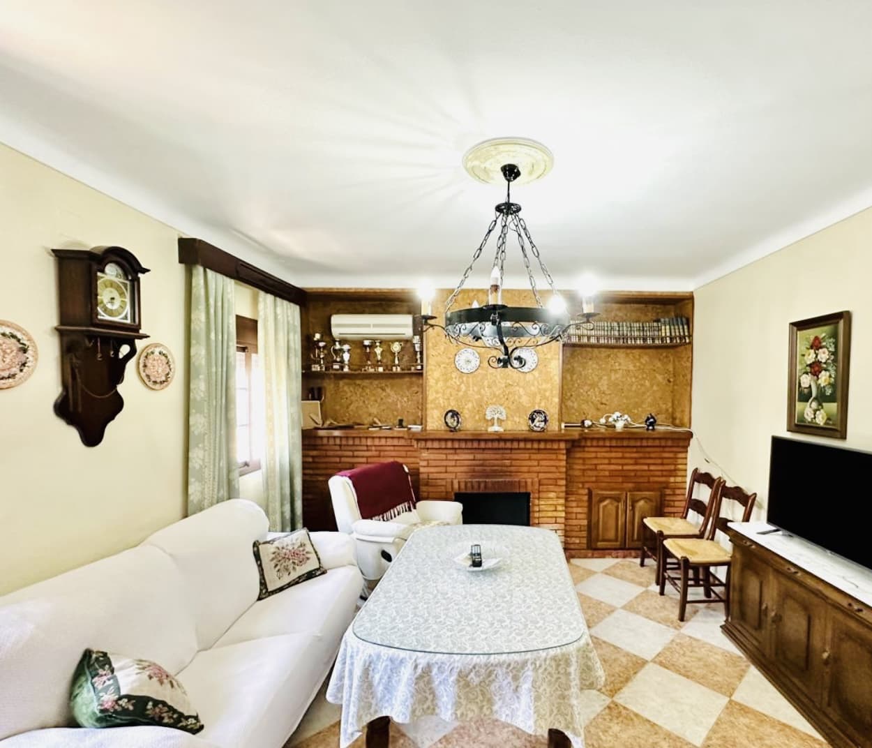 4 bedroom Villa for sale in Humilladero with garage - € 225,000 (Ref: 9227993)