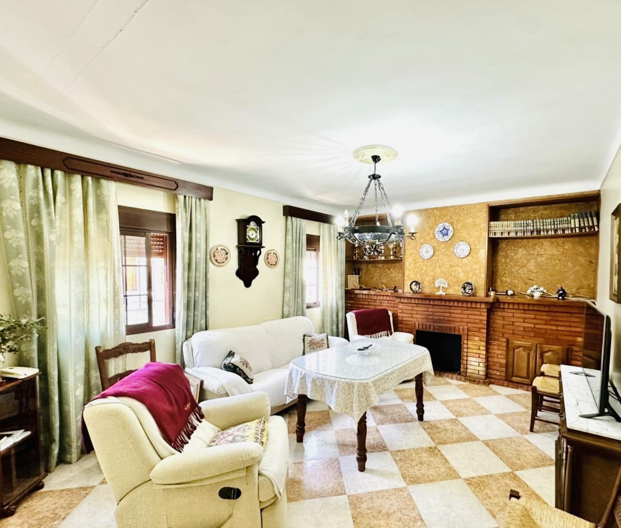 4 bedroom Villa for sale in Humilladero with garage - € 225,000 (Ref: 9227993)