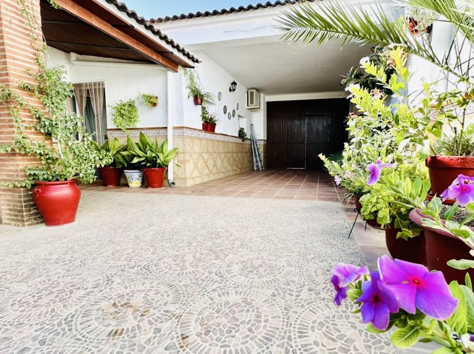 4 bedroom Villa for sale in Humilladero with garage - € 225,000 (Ref: 9227993)