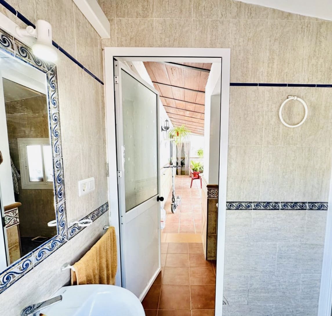 4 bedroom Villa for sale in Humilladero with garage - € 225,000 (Ref: 9227993)