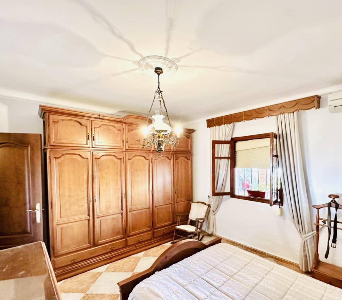 4 bedroom Villa for sale in Humilladero with garage - € 225,000 (Ref: 9227993)