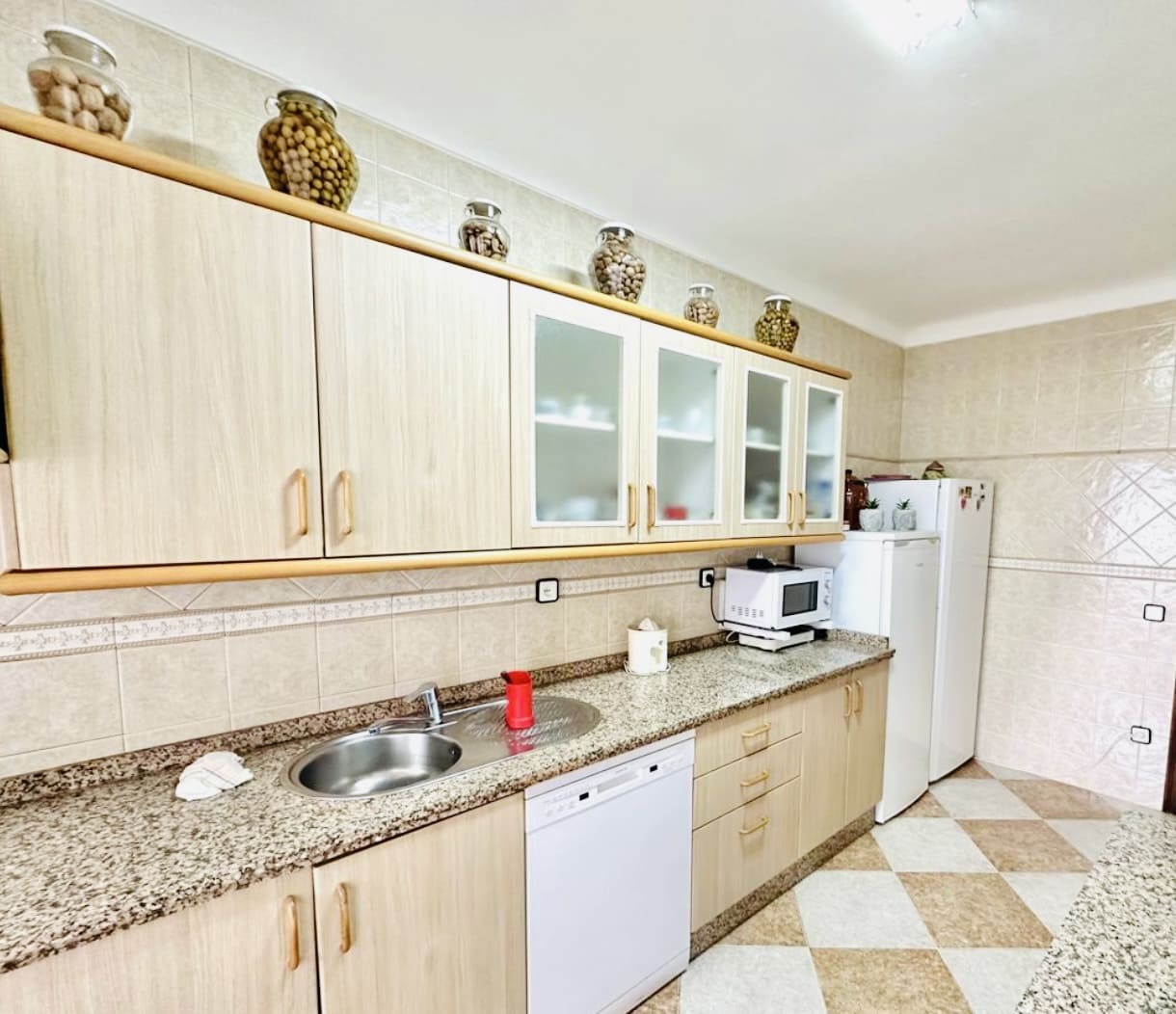 4 bedroom Villa for sale in Humilladero with garage - € 225,000 (Ref: 9227993)