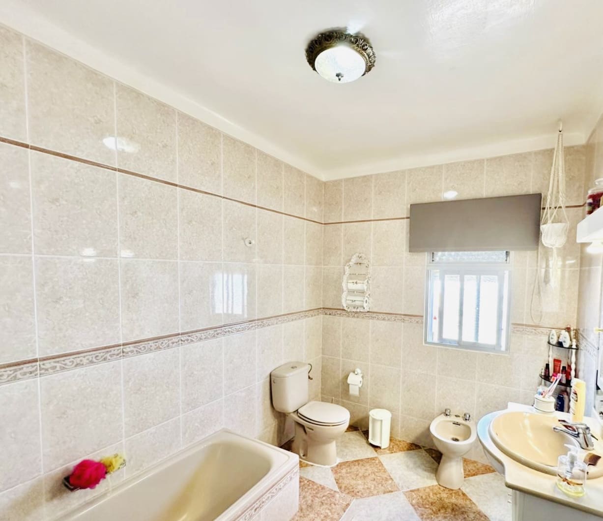 4 bedroom Villa for sale in Humilladero with garage - € 225,000 (Ref: 9227993)