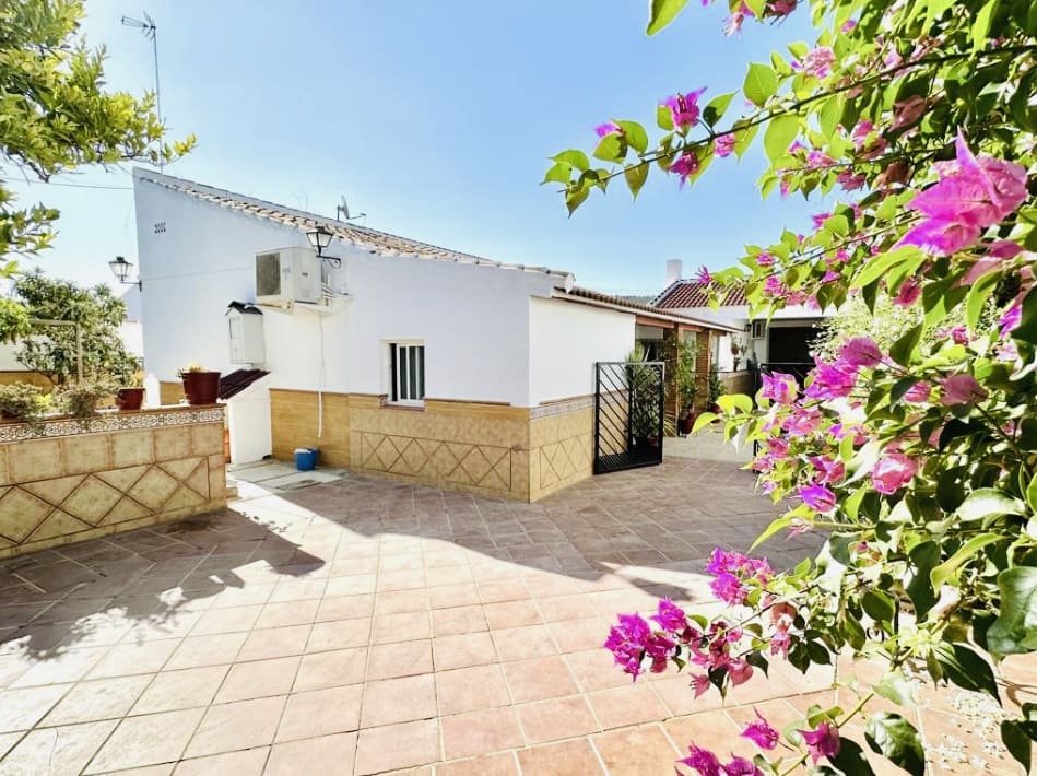 4 bedroom Villa for sale in Humilladero with garage - € 225,000 (Ref: 9227993)