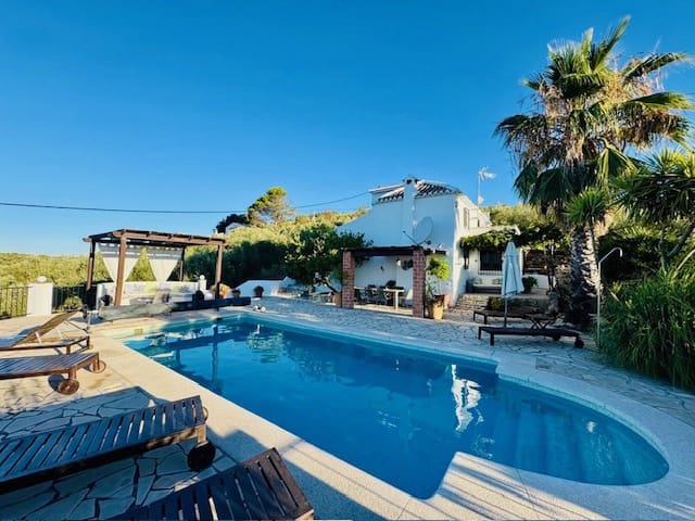 5 soveværelse Finca/Landehus til salg i Iznajar med swimmingpool garage - € 375.000 (Ref: 9314600)