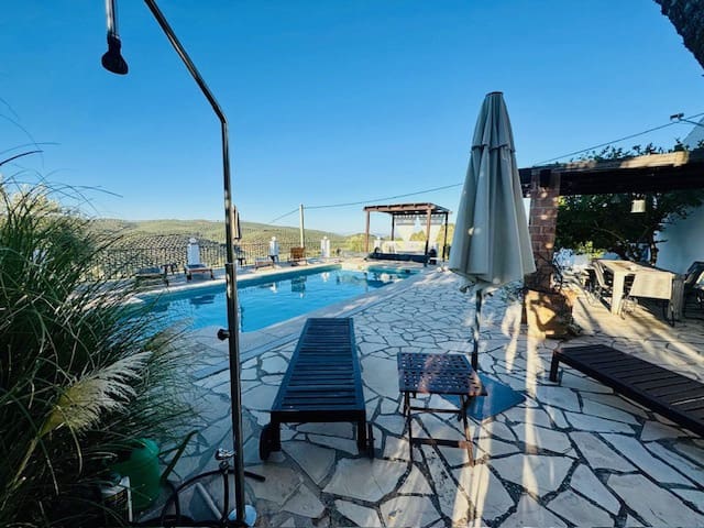 5 soveværelse Finca/Landehus til salg i Iznajar med swimmingpool garage - € 375.000 (Ref: 9314600)