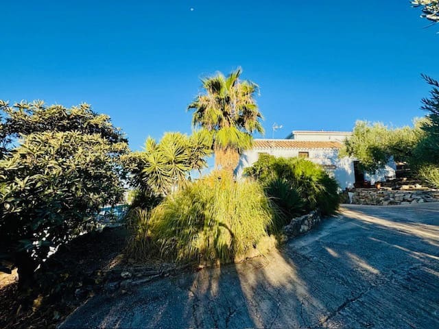 5 soveværelse Finca/Landehus til salg i Iznajar med swimmingpool garage - € 375.000 (Ref: 9314600)