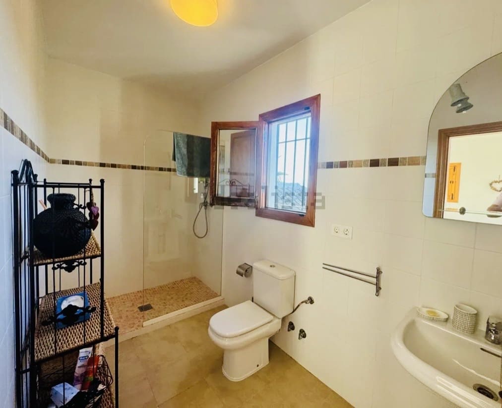 5 soveværelse Finca/Landehus til salg i Iznajar med swimmingpool garage - € 375.000 (Ref: 9314600)