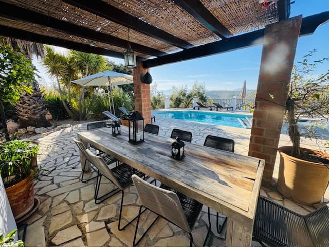 5 soveværelse Finca/Landehus til salg i Iznajar med swimmingpool garage - € 375.000 (Ref: 9314600)