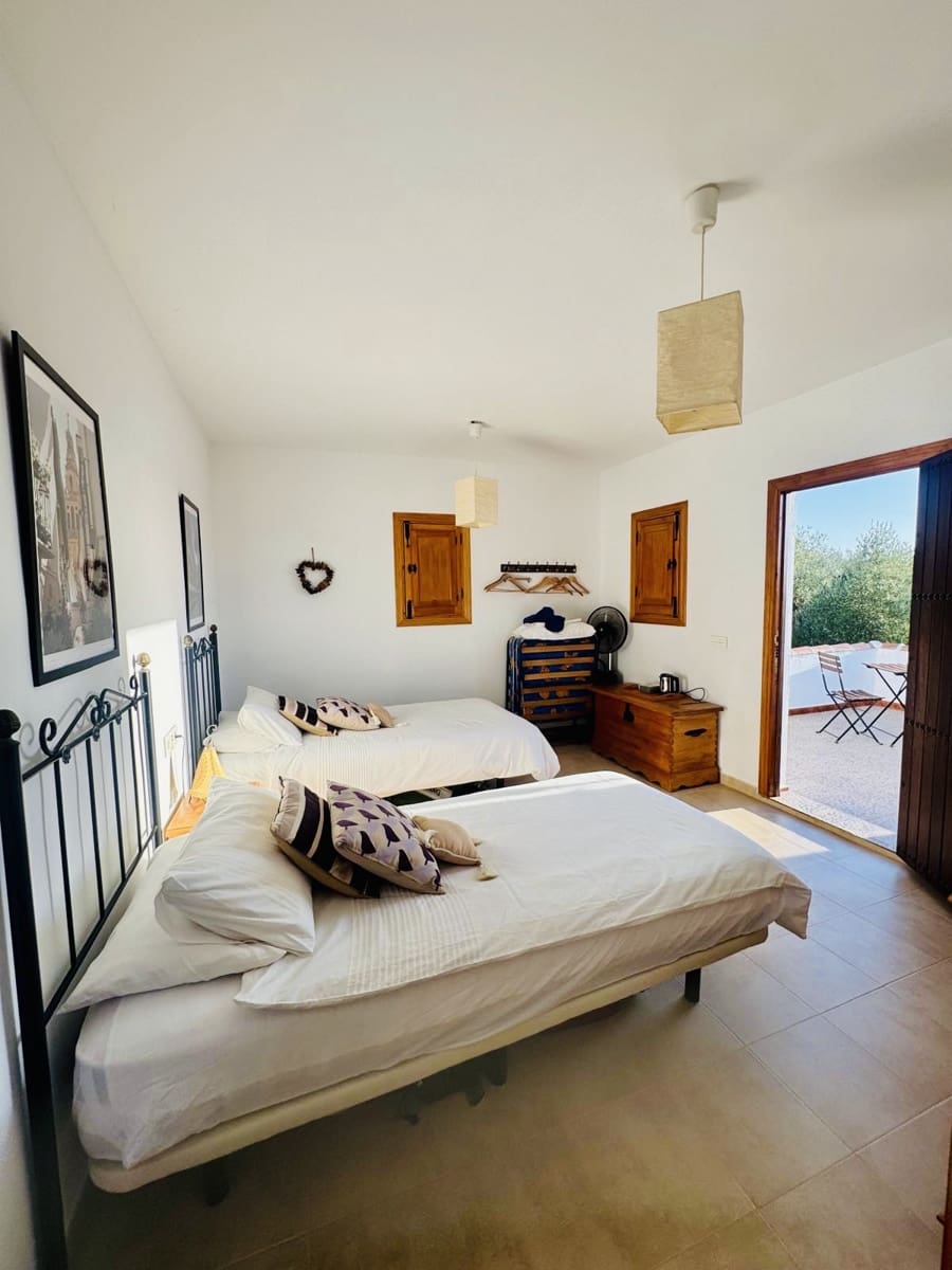 5 soveværelse Finca/Landehus til salg i Iznajar med swimmingpool garage - € 375.000 (Ref: 9314600)