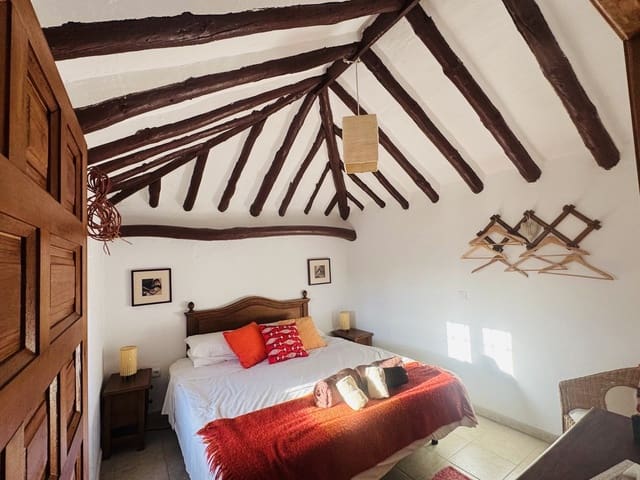 5 soveværelse Finca/Landehus til salg i Iznájar med swimmingpool garage - € 375.000 (Ref: 9314600)