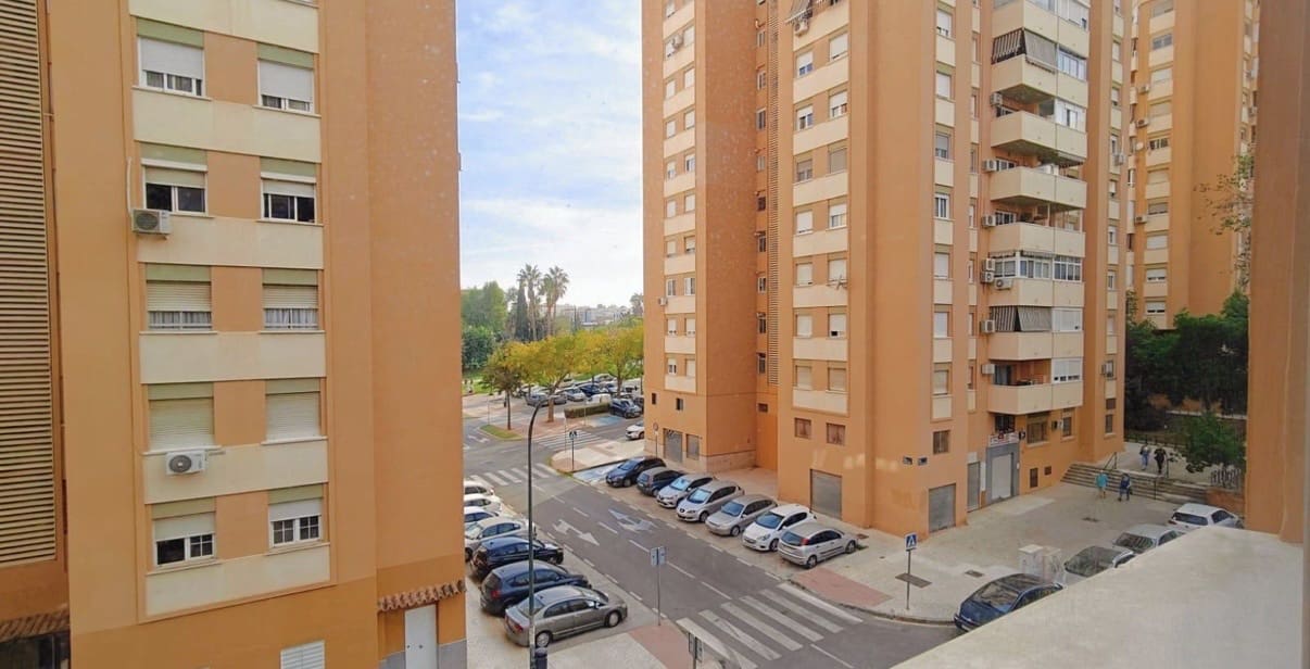 Apartamento de 4 habitaciones en Málaga ciudad en venta con garaje - 350.000 € (Ref: 9349949)