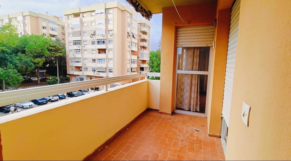 Apartamento de 4 habitaciones en Málaga ciudad en venta con garaje - 350.000 € (Ref: 9349949)