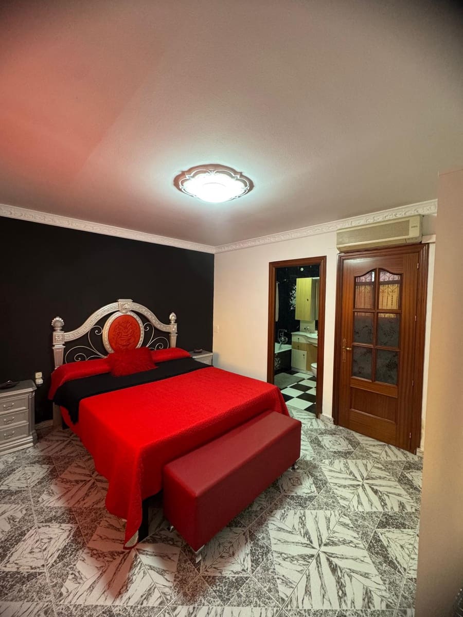 4 bedroom Commercial for sale in Malaga city - € 725,000 (Ref: 9378132)