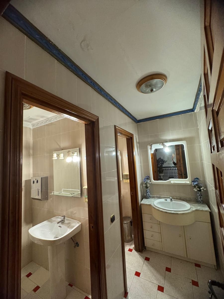 4 bedroom Commercial for sale in Malaga city - € 725,000 (Ref: 9378132)