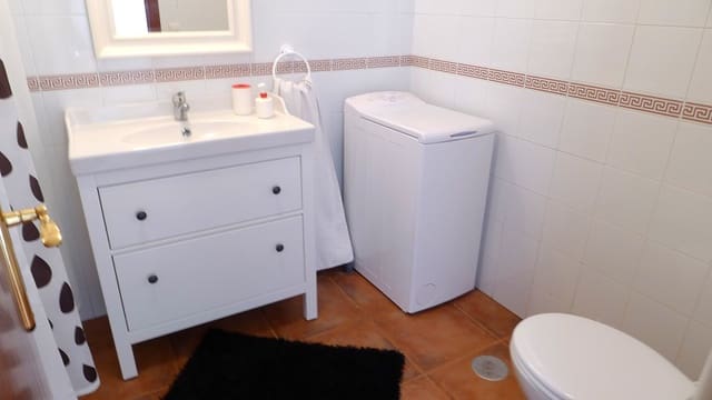 2 bedroom Apartment for sale in Fuente de Piedra with garage - € 106,000 (Ref: 9462730)