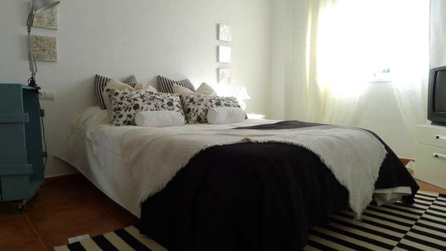 2 bedroom Apartment for sale in Fuente de Piedra with garage - € 106,000 (Ref: 9462730)