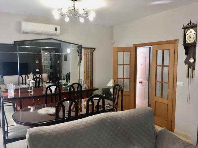 3 Zimmer Villa zu verkaufen in Fuente de Piedra mit Pool Garage - 148.000 € (Ref: 9465877)