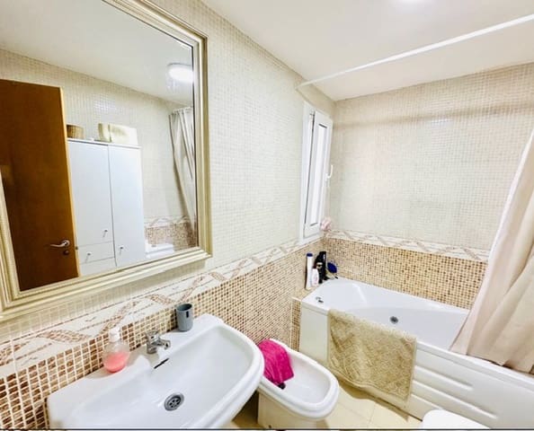 3 bedroom Villa for sale in Fuente de Piedra with pool garage - € 148,000 (Ref: 9500925)