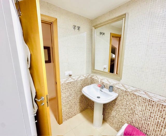 3 bedroom Villa for sale in Fuente de Piedra with pool garage - € 148,000 (Ref: 9500925)