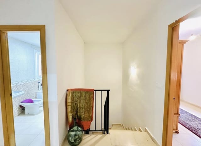 3 bedroom Villa for sale in Fuente de Piedra with pool garage - € 148,000 (Ref: 9500925)