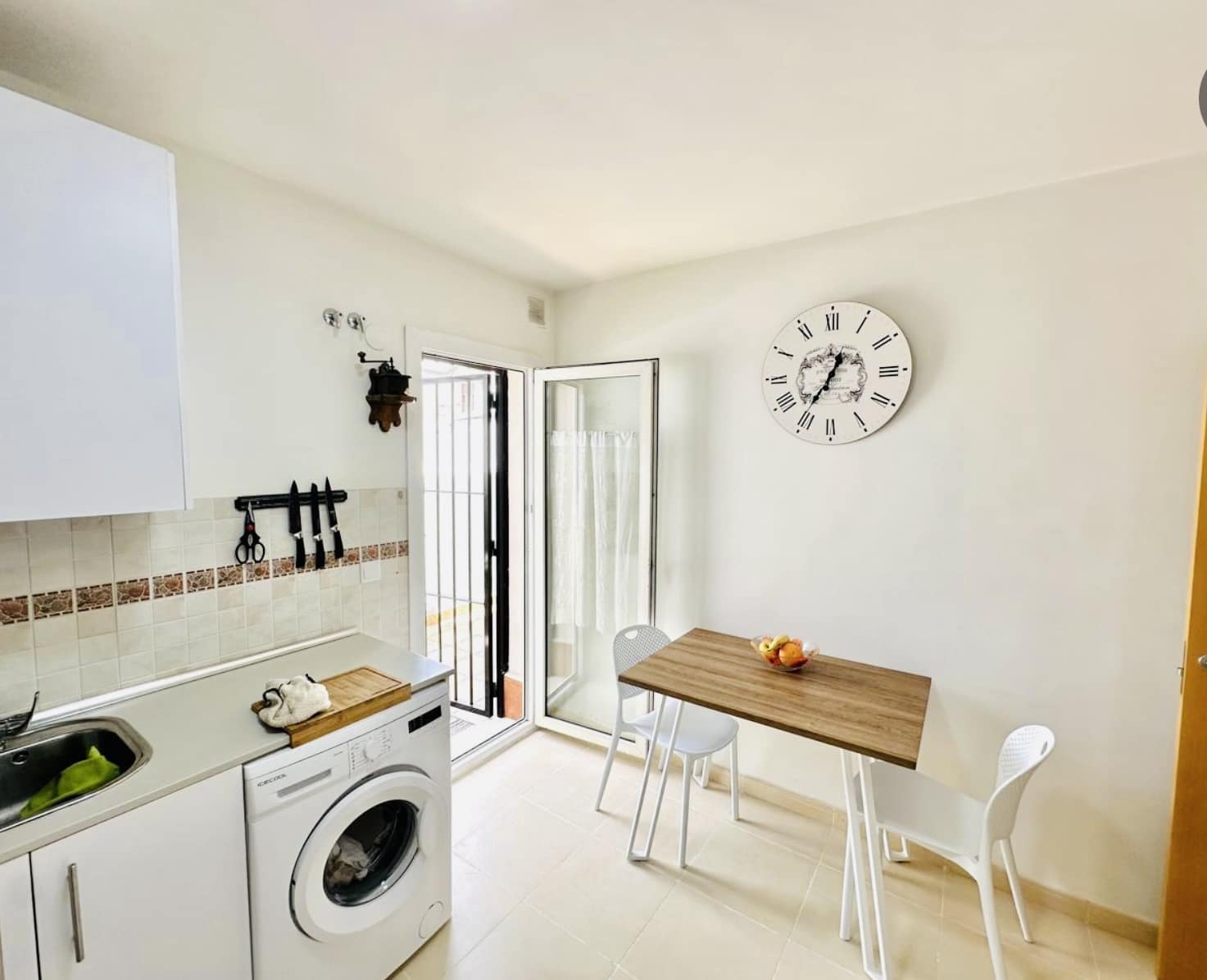 3 bedroom Villa for sale in Fuente de Piedra with pool garage - € 148,000 (Ref: 9500925)