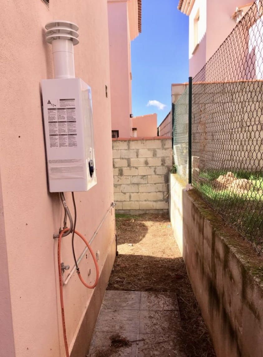 3 bedroom Villa for sale in Fuente de Piedra with pool garage - € 145,000 (Ref: 9503613)