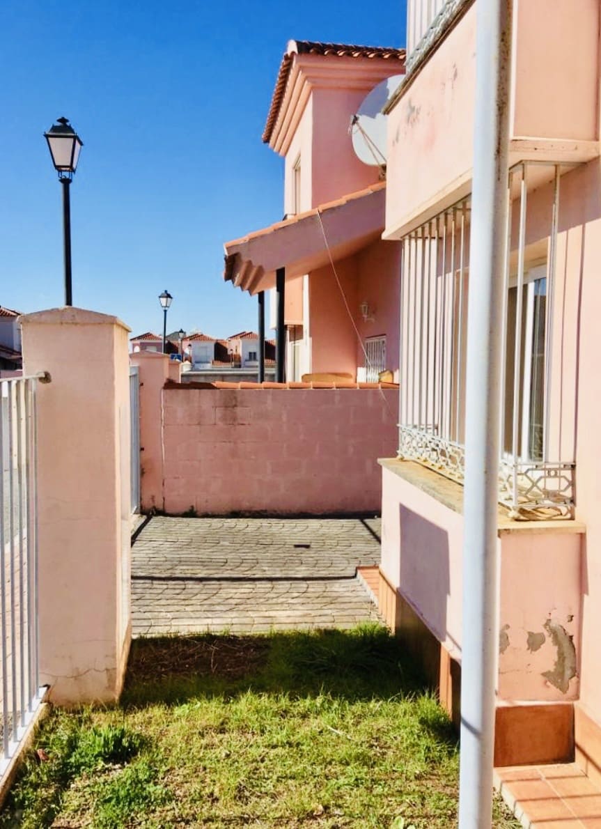 3 bedroom Villa for sale in Fuente de Piedra with pool garage - € 145,000 (Ref: 9503613)