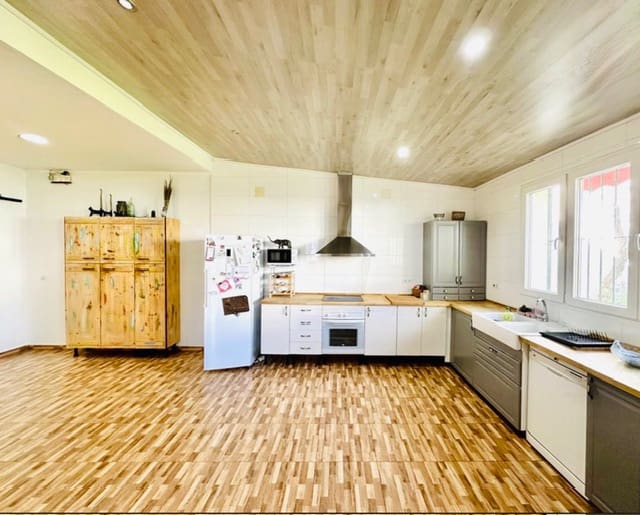 4 bedroom Villa for sale in Sierra de Yeguas with garage - € 173,000 (Ref: 9696610)