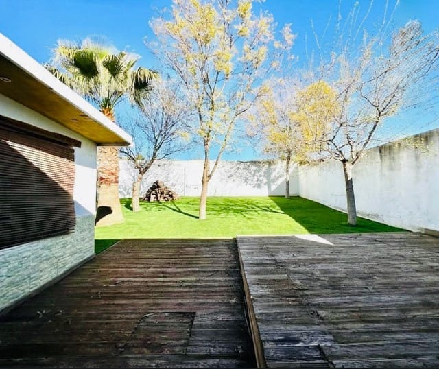 4 bedroom Villa for sale in Sierra de Yeguas with garage - € 173,000 (Ref: 9696610)