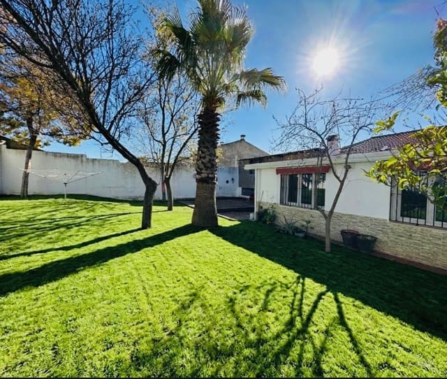 4 bedroom Villa for sale in Sierra de Yeguas with garage - € 173,000 (Ref: 9696610)