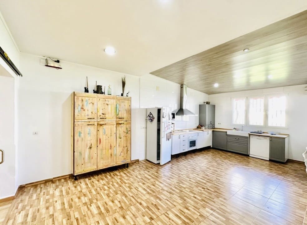 4 bedroom Villa for sale in Sierra de Yeguas with garage - € 173,000 (Ref: 9696610)